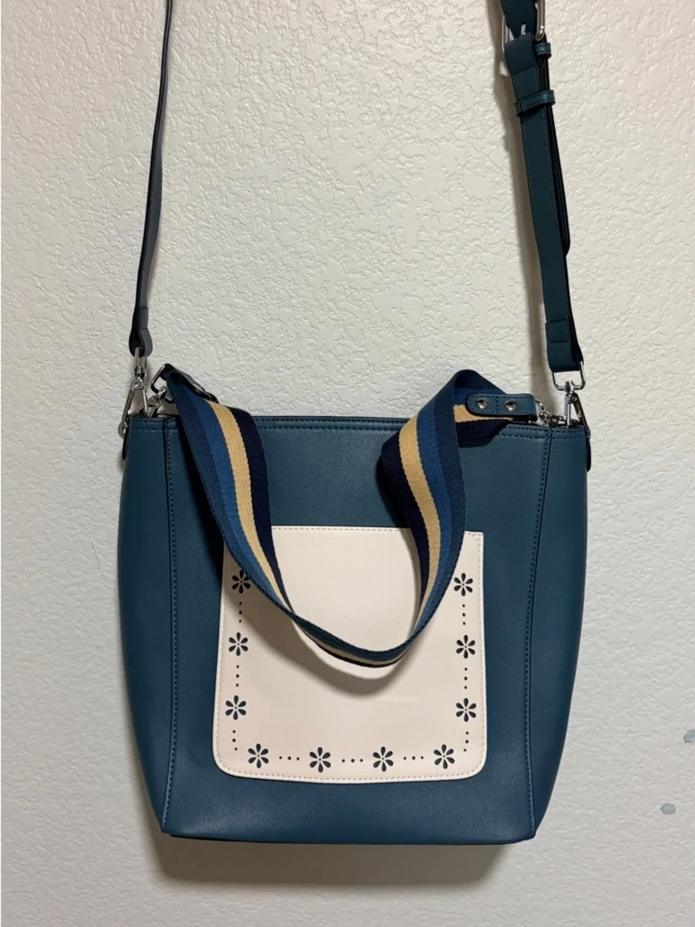 BROMEN Bucket Hobo Bag Crossbody Shoulder Purse NEW without Tags Green Cream